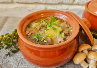 Жаркое в горшочке с говядиной и маслятами