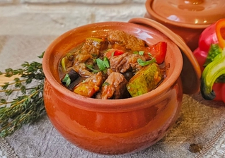 Жаркое в горшочке с говядиной и овощами