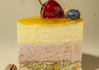 Пирожное "Манго и клубника"