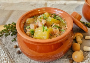 Жаркое в горшочке с куриным бедром и маслятами