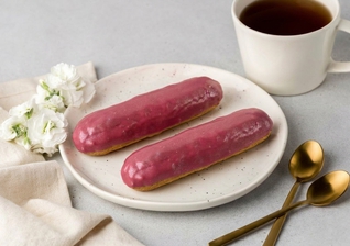 Эклер земляничный