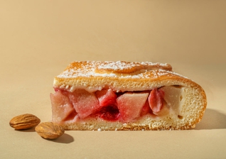 Сдобный  пирог  с грушей и вишней