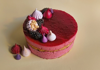 Торт «Брусника с кедровыми орешками»