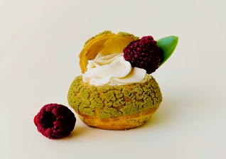 Заварное пирожное шу с ванильным кремом