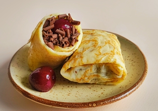 2 блинчика с шоколадом и вишней