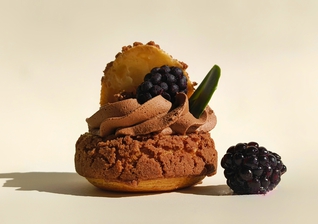 Заварное пирожное шу с шоколадным кремом