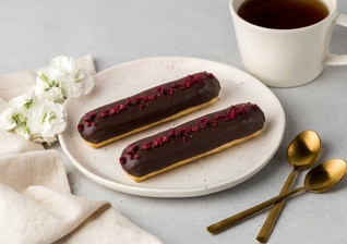 Эклер вишневый