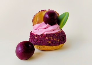 Заварное пирожное шу с вишневым кремом