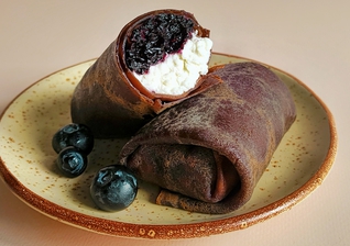 2 шоколадных блинчика с творогом и черникой